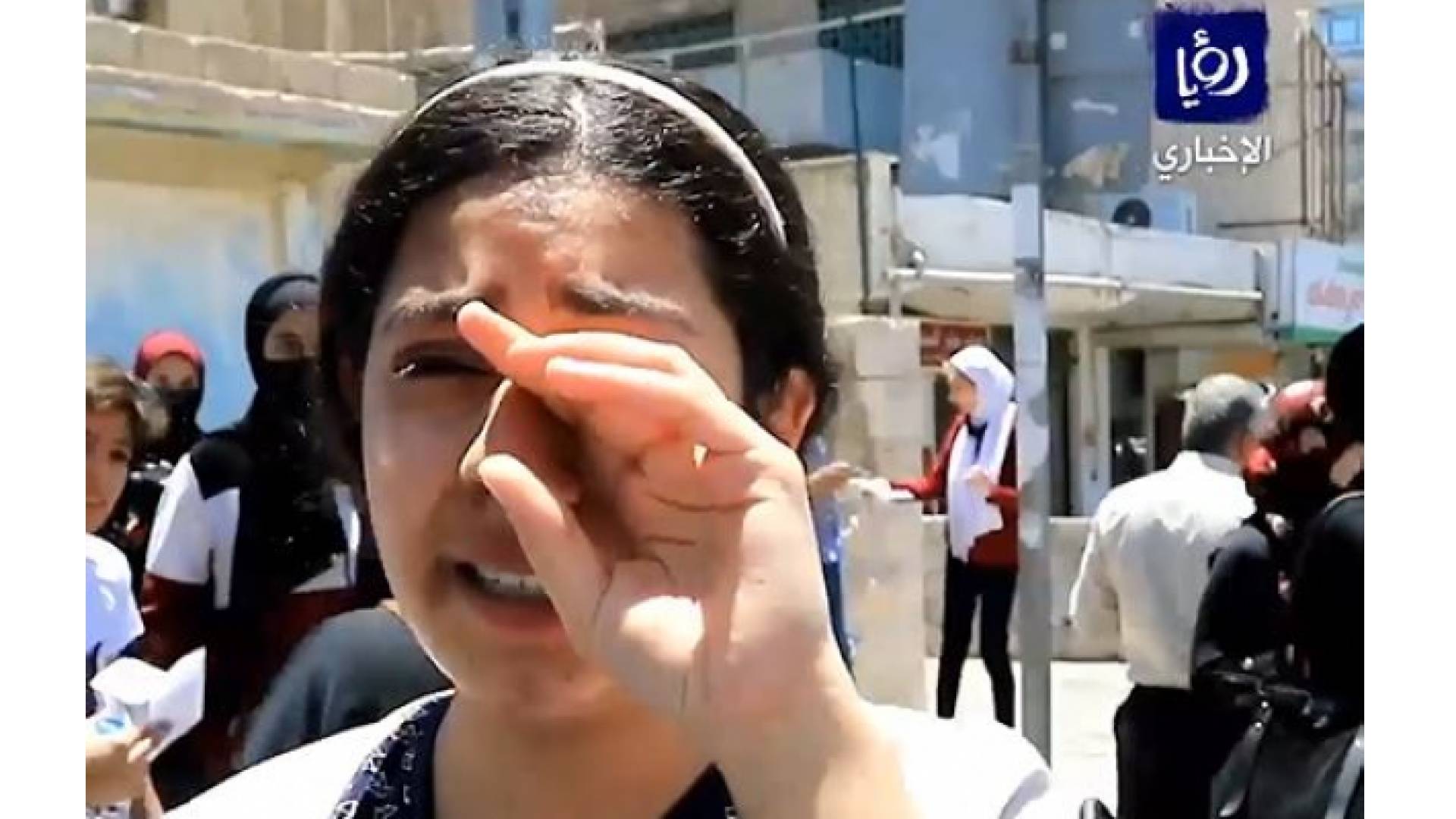 طالبة توجيهي تبكي لصعوبة امتحان الفيزياء