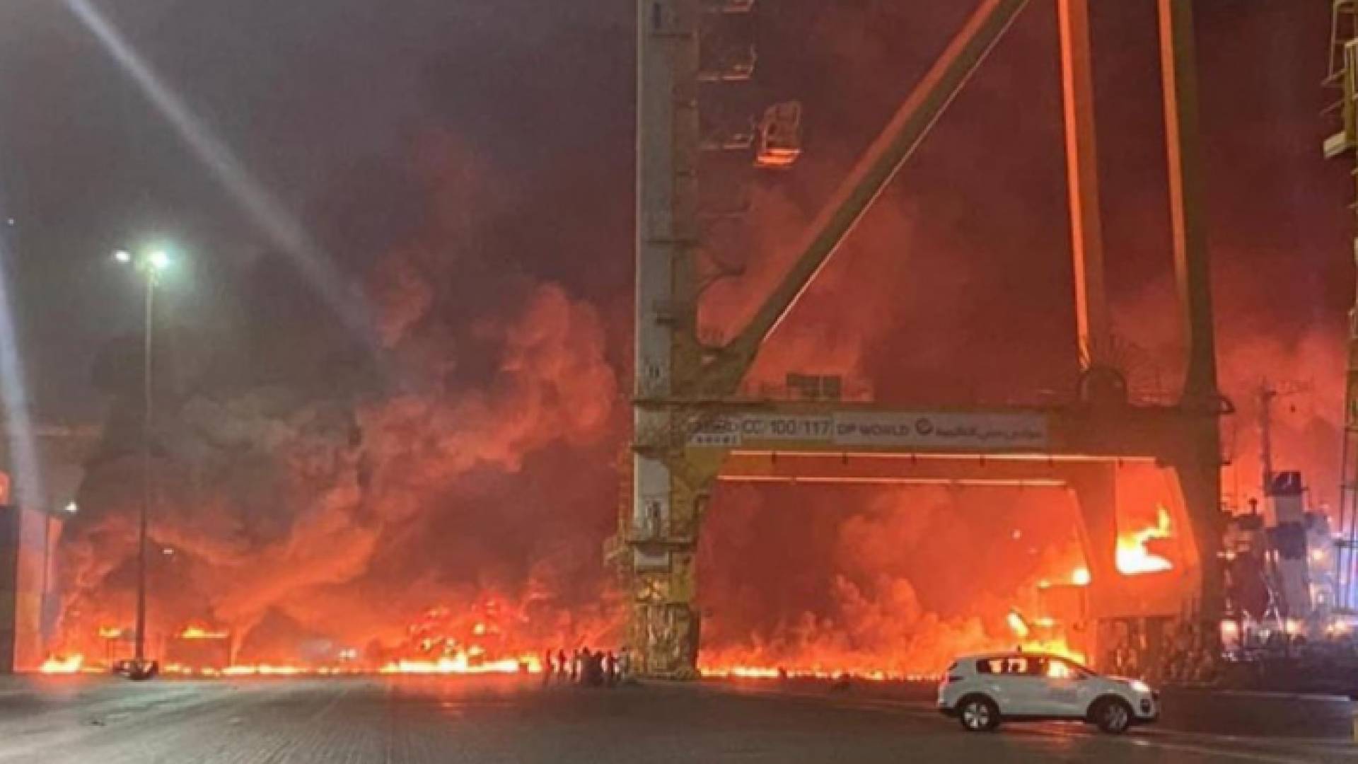 حريق في حاوية على متن سفينة في ميناء رئيسي في دبي