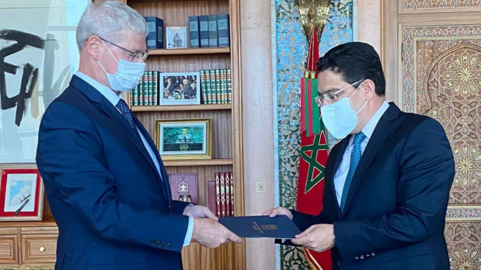 وزير خارجية المغرب خلال تسلمه الرسالة