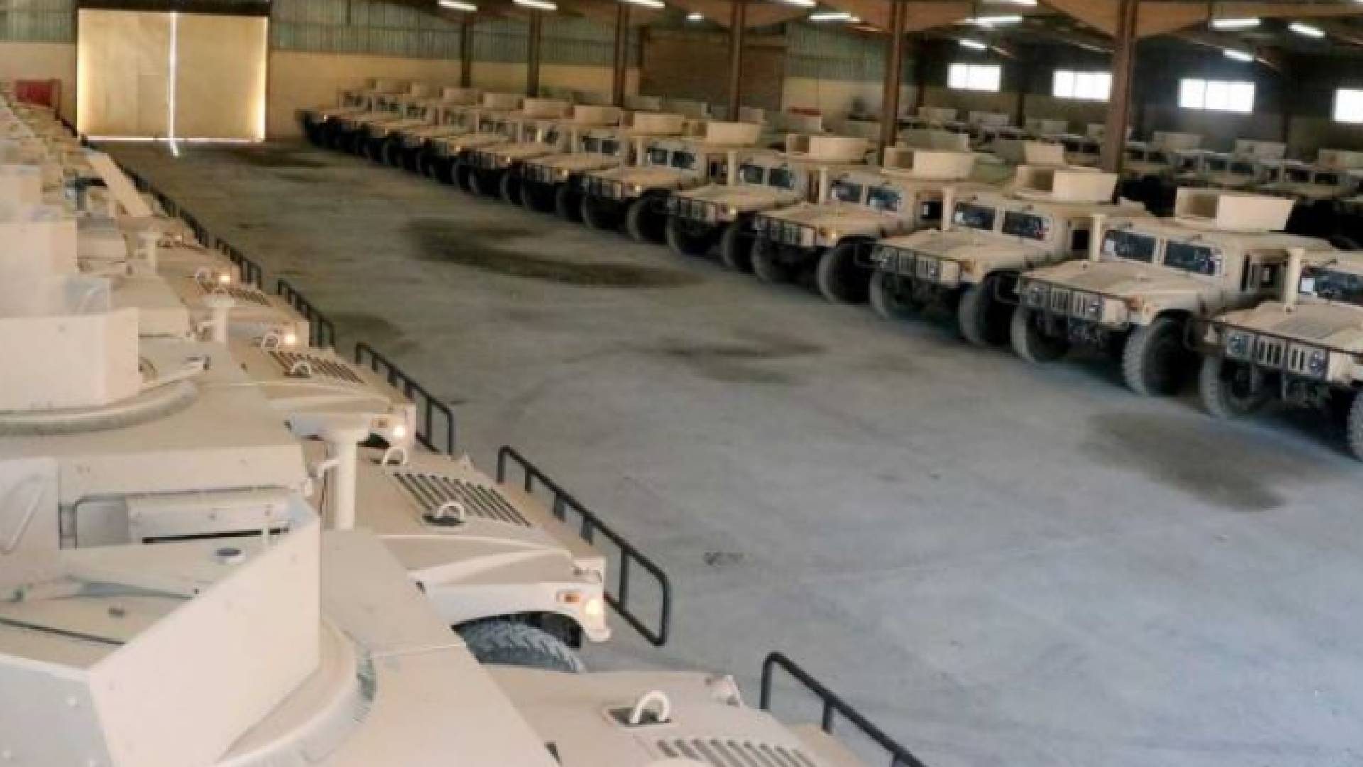 آليات عسكرية من نوع همر (Humvee)