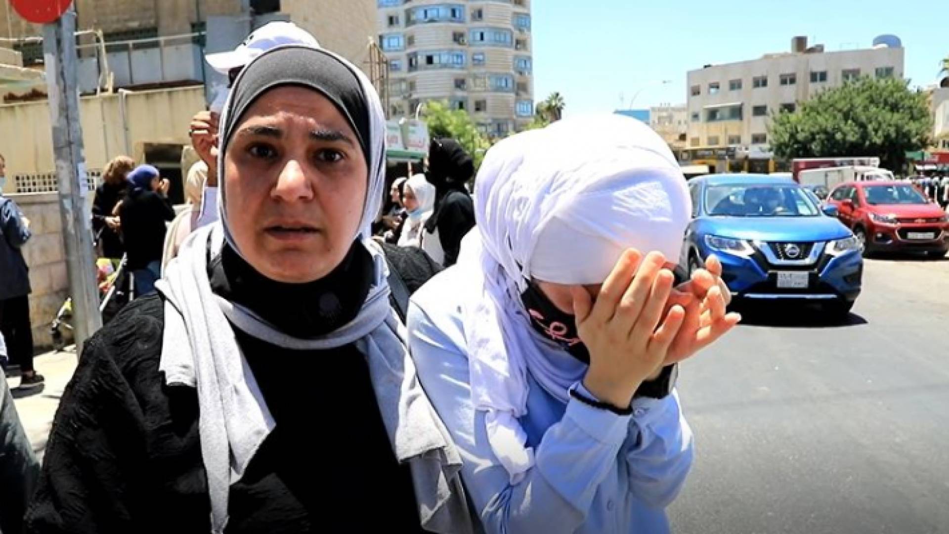 طلبة التوجيهي يبكون من صعوبة امتحان الفيزياء