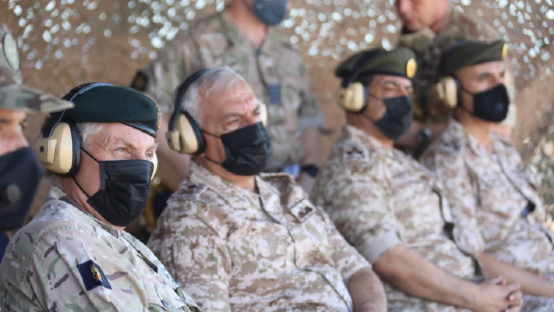 رئيس هيئة الأركان المشتركة اللواء الركن يوسف الحنيطي ونظيره البريطاني الجنرال سير نيكولاس كارتر يتابعان تمرينا تعبويا