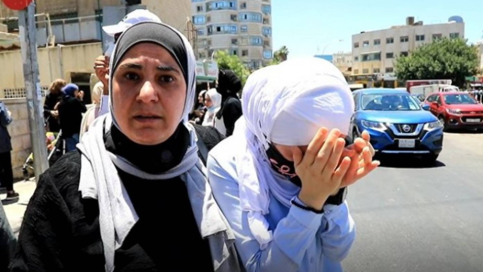 طالبة توجيهي تبكي بحرقة بعد خروجها من امتحان الفيزياء