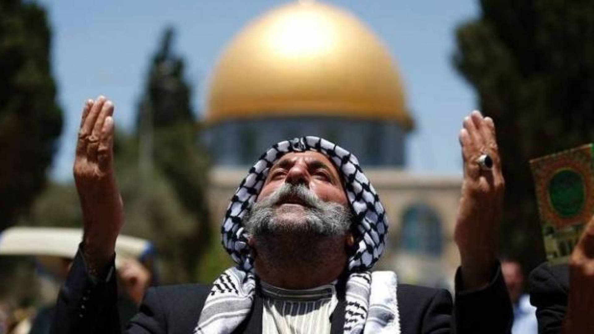 مواطن فلسطيني يصلي في المسجد الأقصى