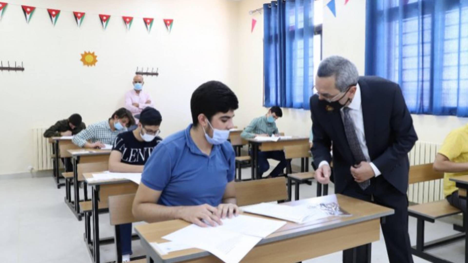 خلال تفقد وزير التربية والتعليم الطلبة في إحدى قاعات الثانوية