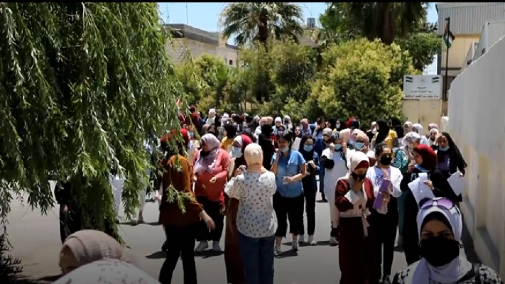 طالبات توجيهي أثناء مغادرتهن قاعة الامتحان