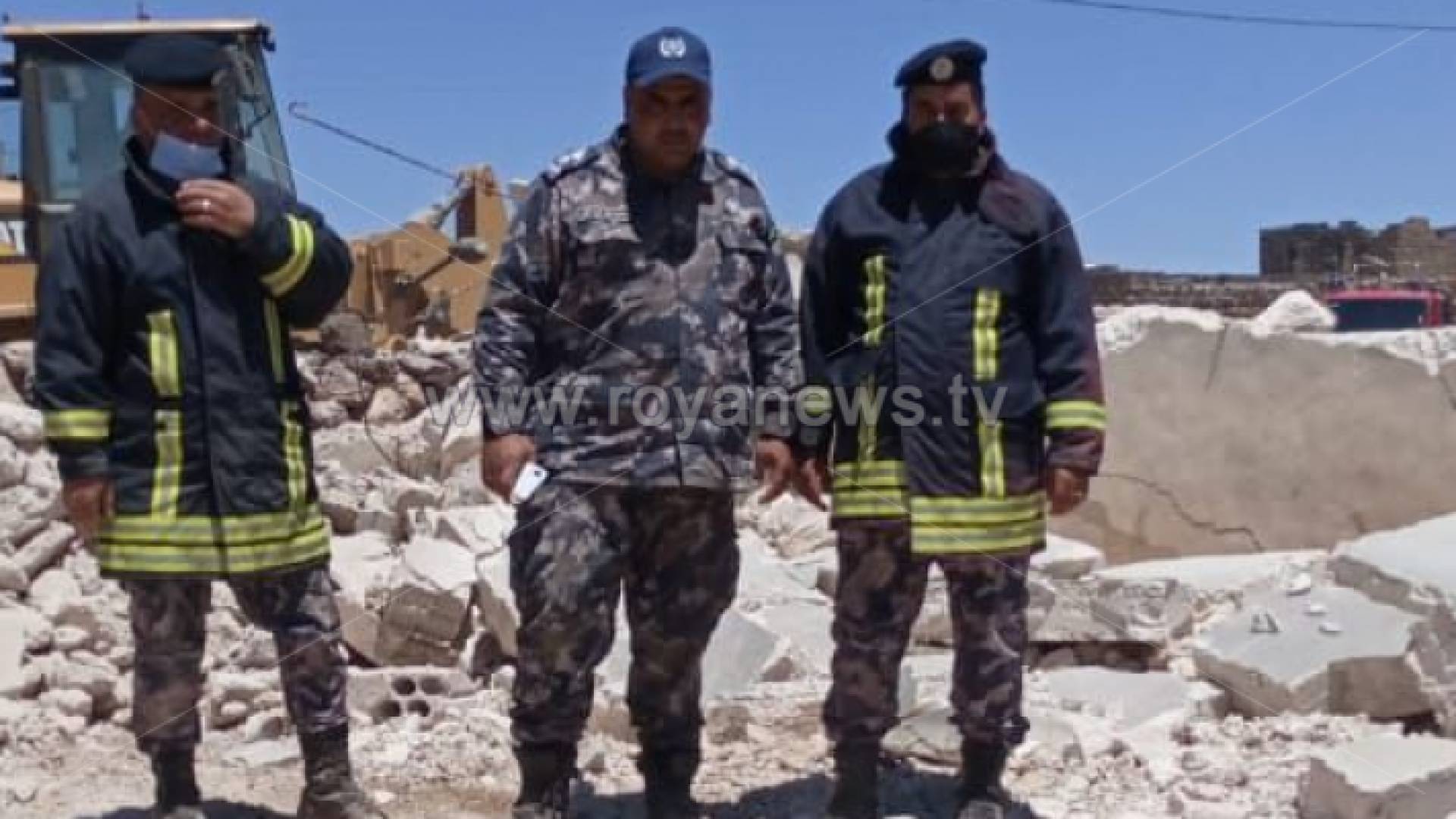 فرق الدفاع المدني تقوم بعمليات إنقاذ المصابين بانهيار المنزل