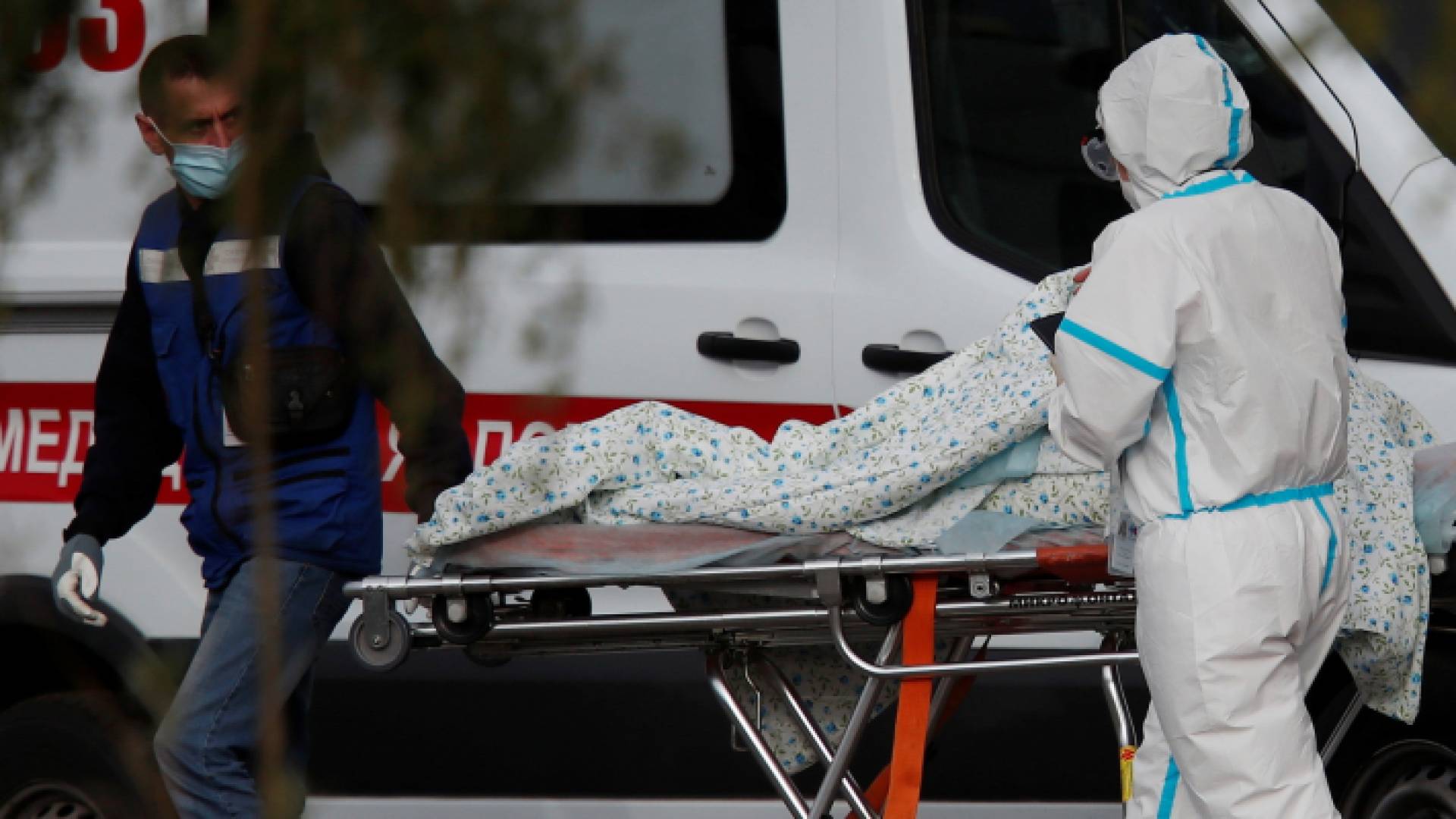 خلال نقل أحد المصابين بفيروس كورونا إلى أحد المستشفيات