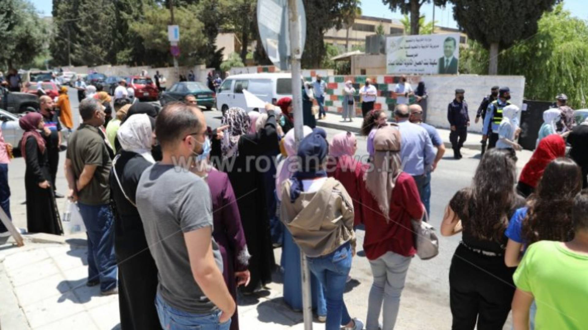 من أمام إحدى المدارس المخصصة لتقديم امتحانات التوجيهي - أرشيفية