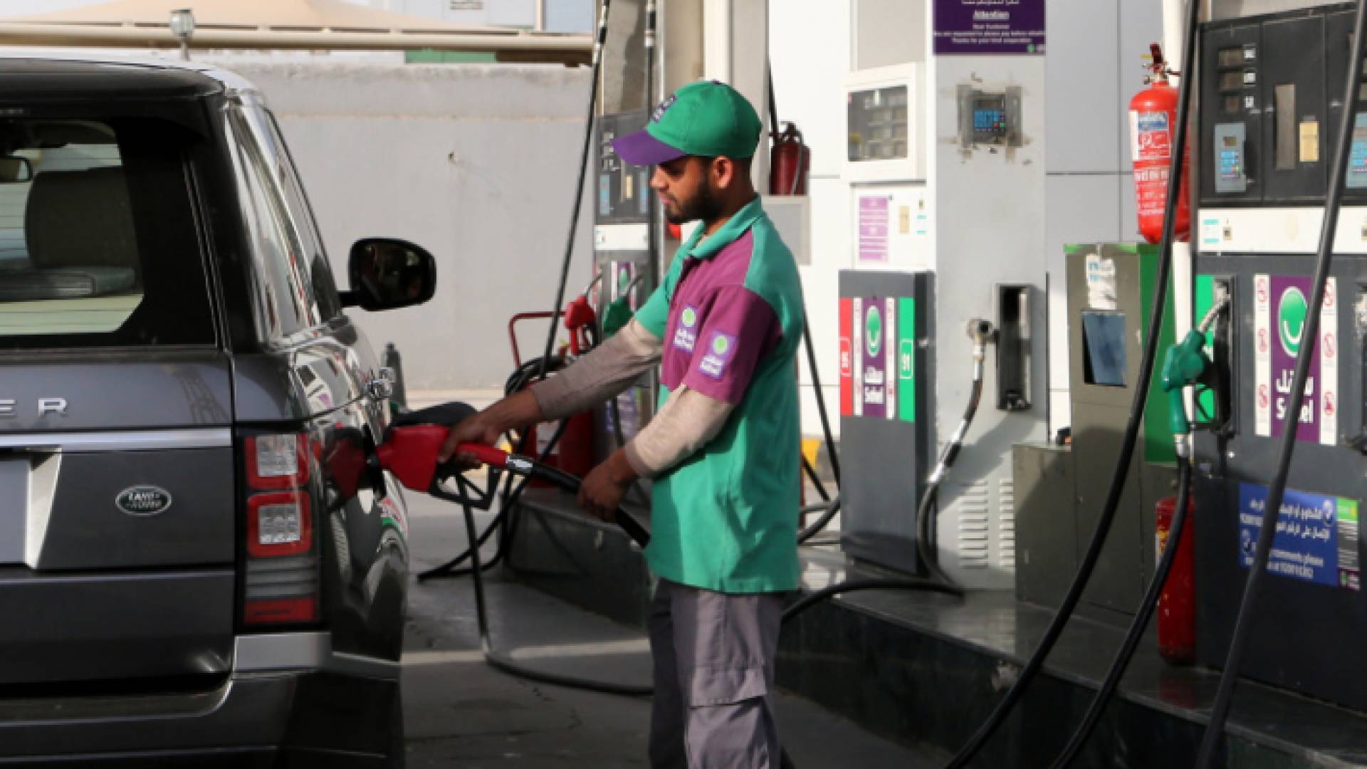 من احدى محطات الوقود العاملة في السعودية