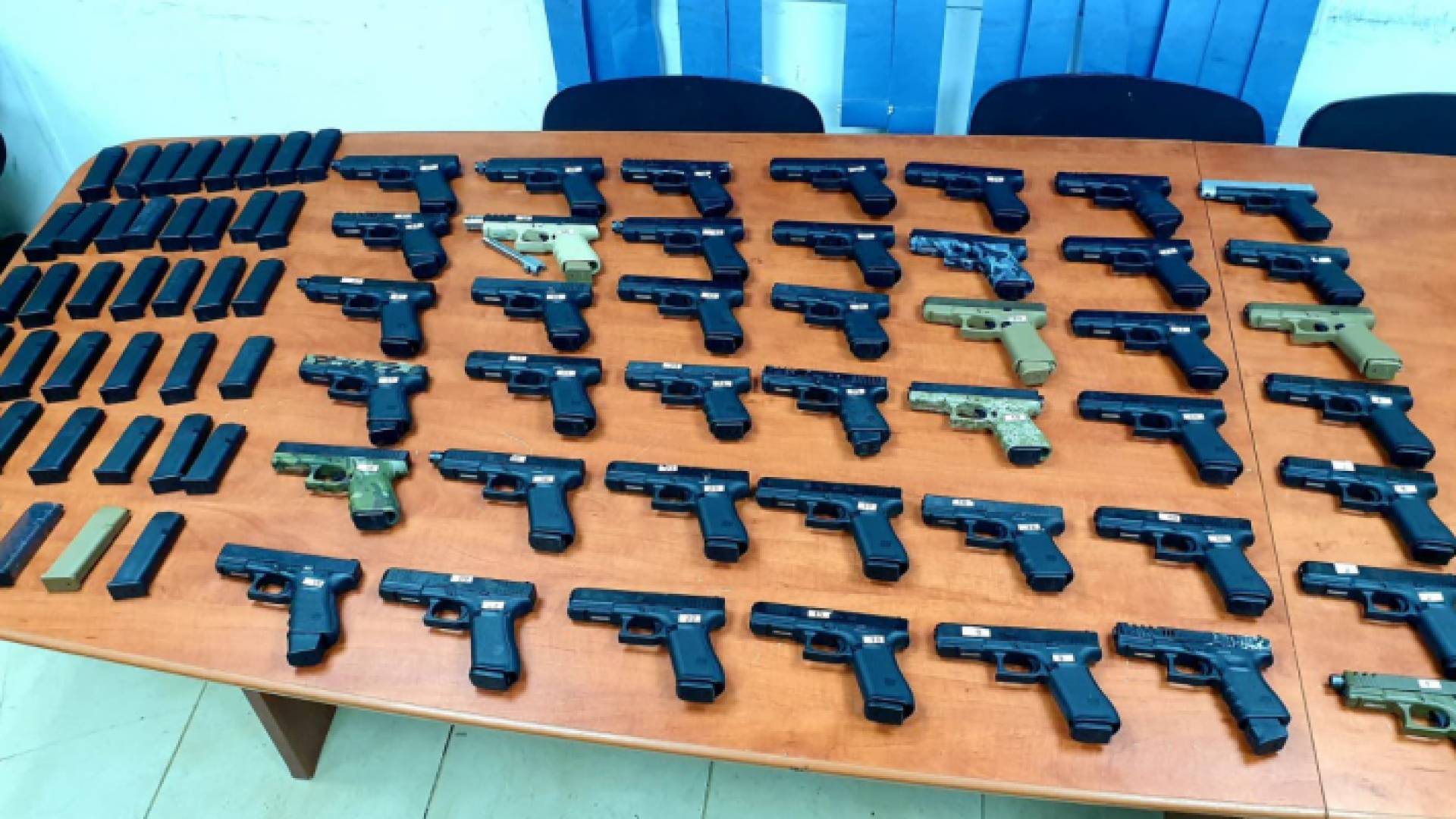 الأسلحة التي يدعي الاحتلال الاسرائيلي ضبطها