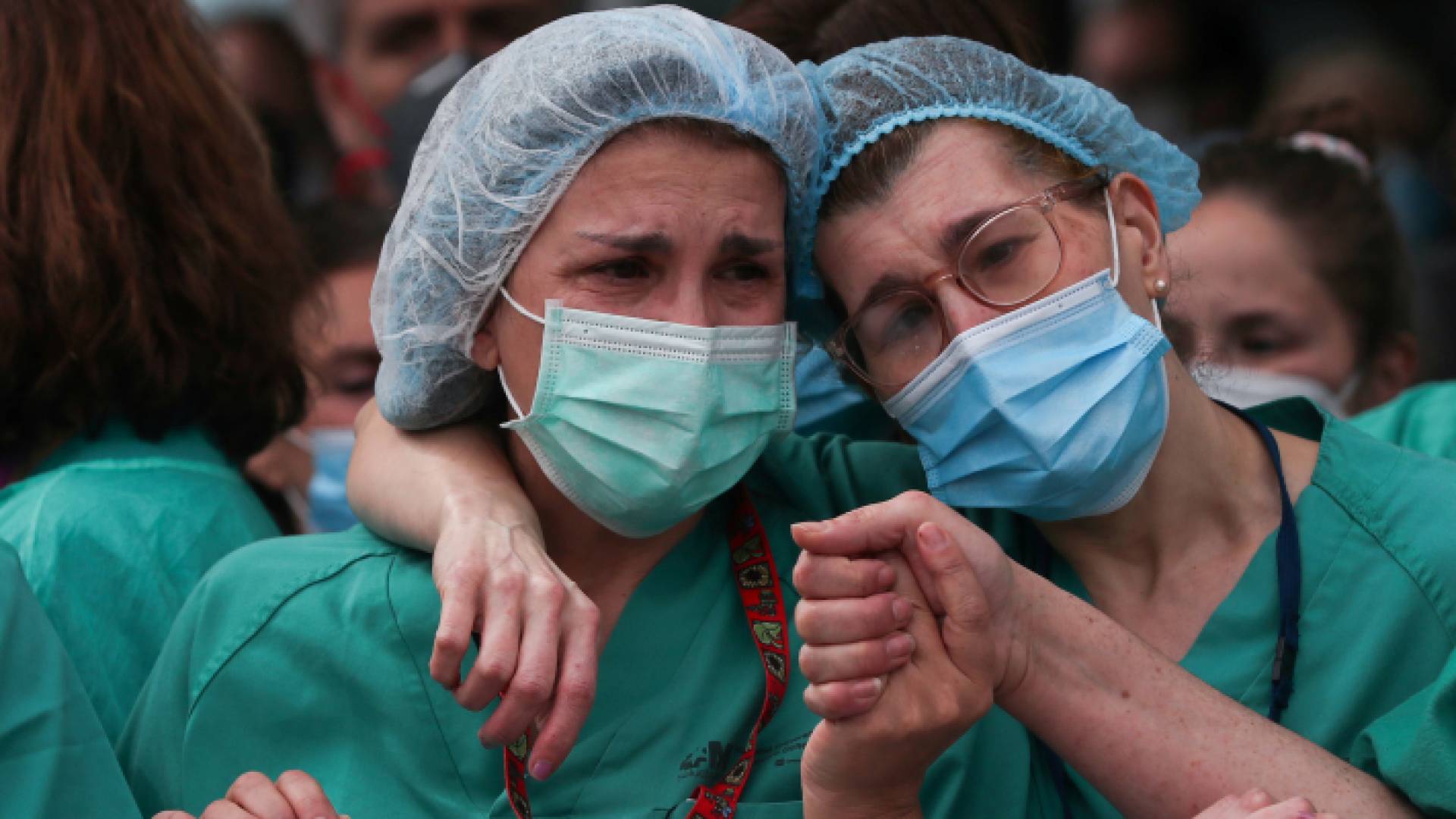 عاملات في القطاع الطبي في إحدى الدول