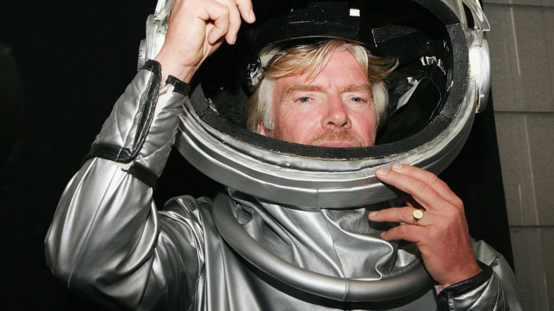 المركبة التي تقل الملياردير ريتشارد برانسون بلغت الفضاء (فيرجن غالاكتيك)