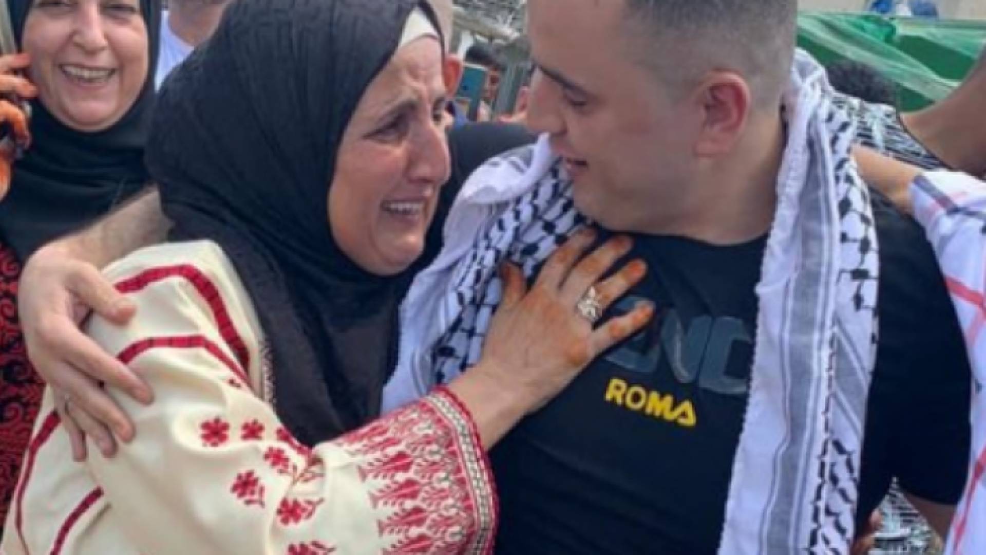 لحظة لقاء الأسير بوالدته