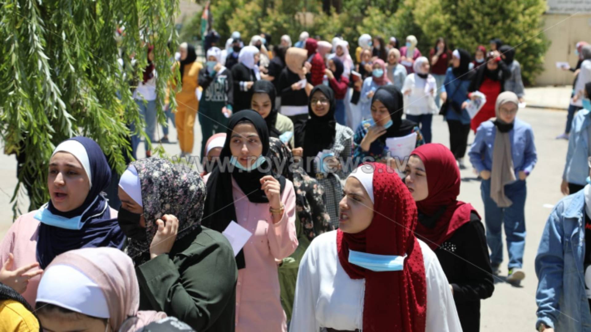 الطالبات اثناء خروجهن من الامتحان