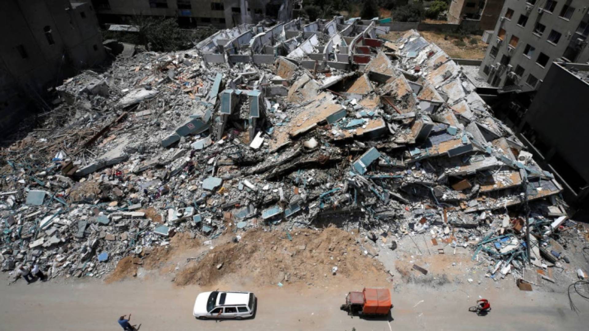 إحدى العمارات السكنية المنهارة بفعل غارات الاحتلال الإسرائيلي على قطاع غزة