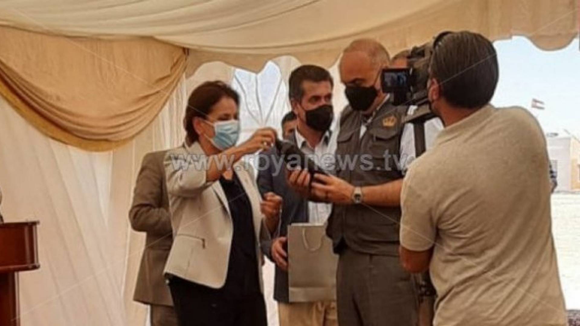 إهداء رئيس الوزراء الدكتور بشر الخصاونة لزجاجة تحتوي على نفط من انتاج حقل حمزة