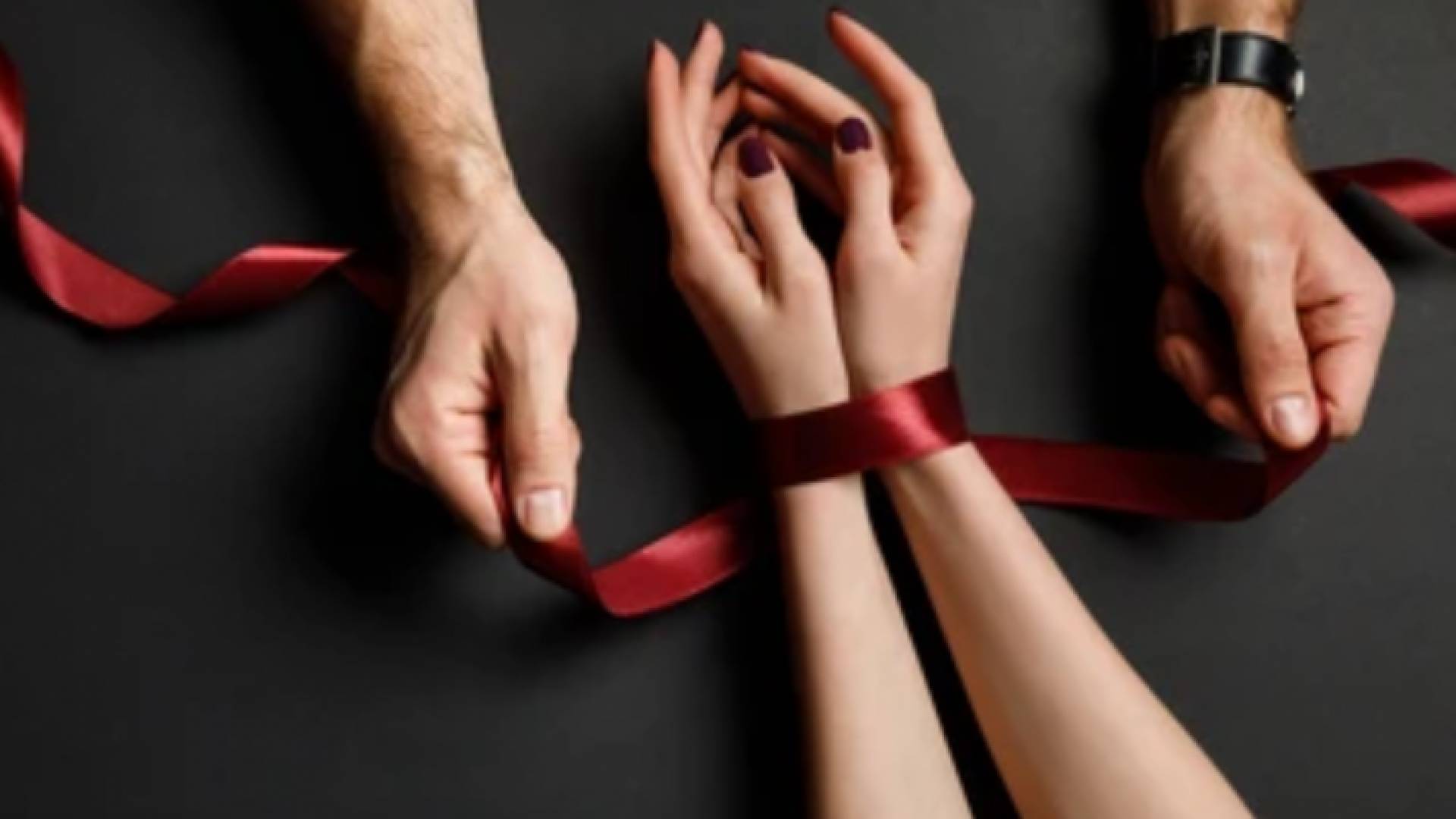 الشابة ظهرت بمقاطع فيديو لها وهي موثقة بحبال وتجلس على كرسي