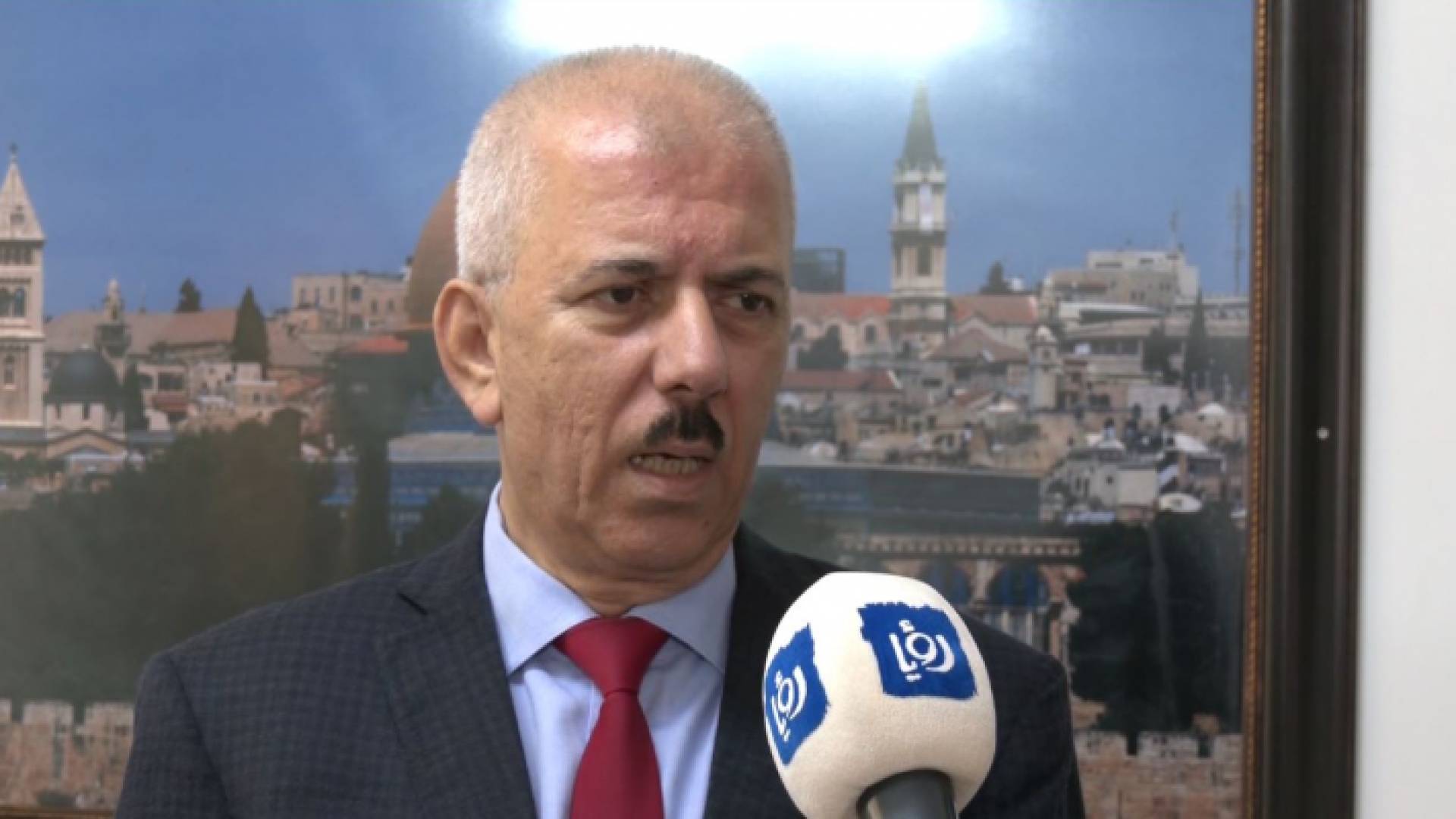 الدكتور حنا عيسى خلال مقابلة على قناة رؤيا