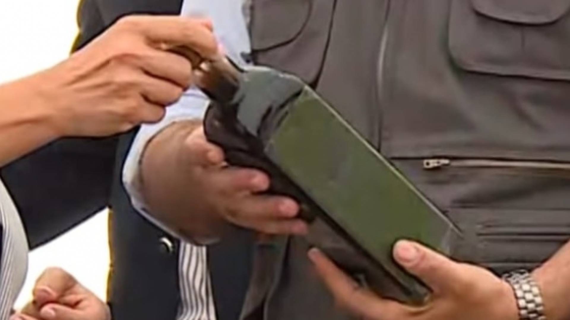 زجاجة النفط التي أهدتها وزيرة الطاقة الى رئيس الوزراء