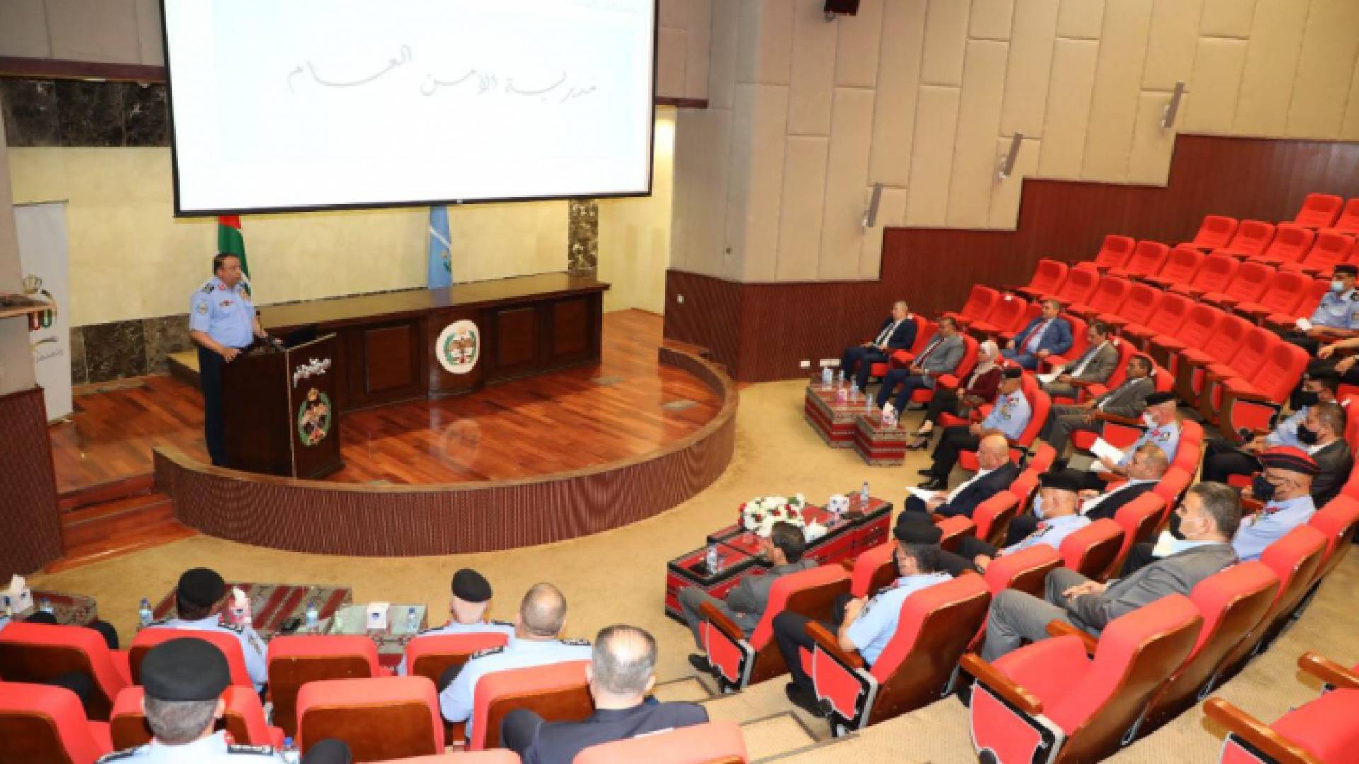 مدير الأمن العام اللواء الركن حسين الحواتمة في لقائه مع لجنة الحريات النيابية