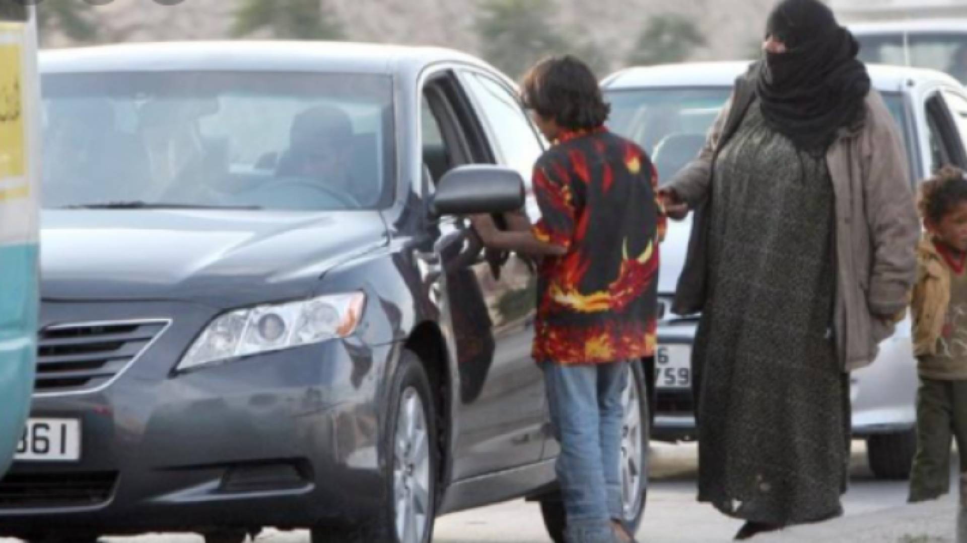 إمرأة وأطفالها يتسولون - أرشيفية