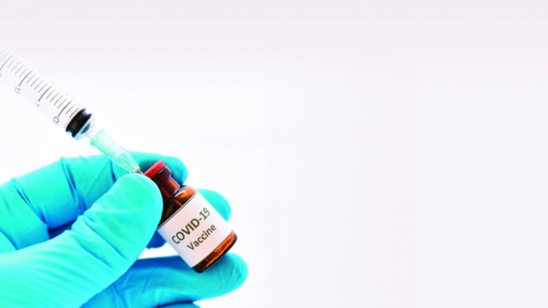 شخص يتلقى جرعة من لقاح كورونا - ارشيفية