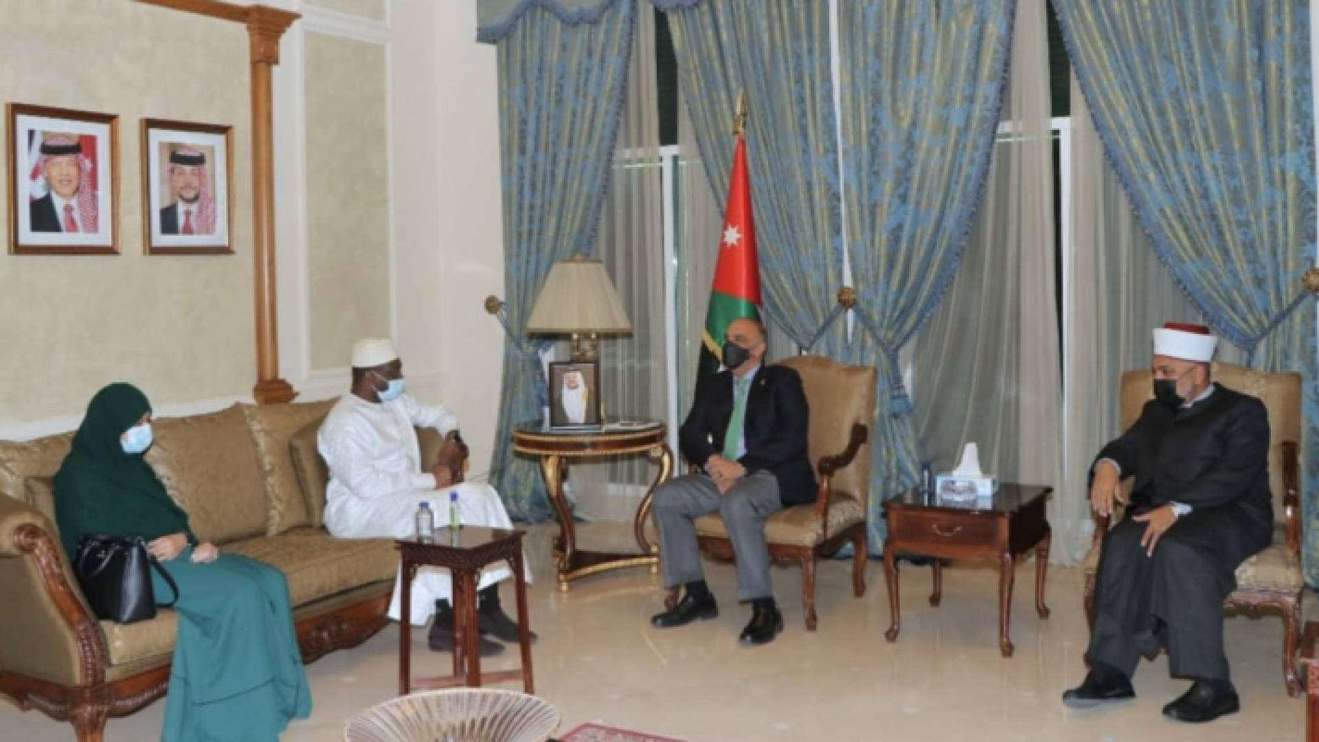 خلال لقاء رئيس الوزراء بأمين عام مجمع الفقه الاسلامي