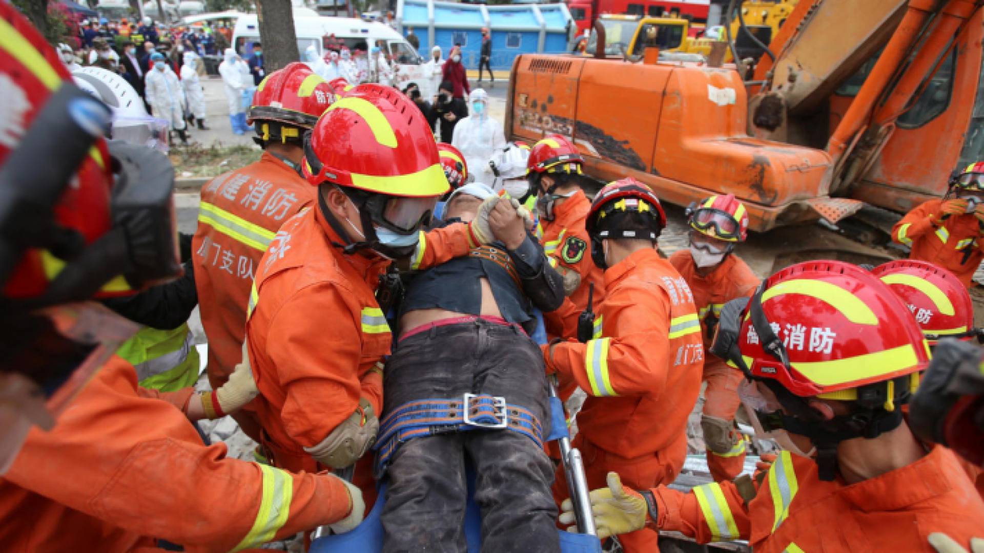 خلال إنقاذ أشخاص بعد انهيار مبنى في الصين - أرشيفية