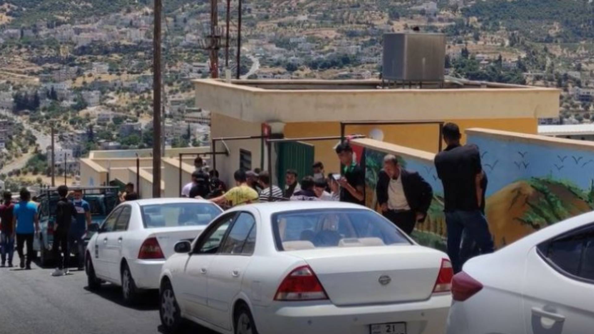 لحظة خروج طلبة توجيهي من قاعات الامتحان