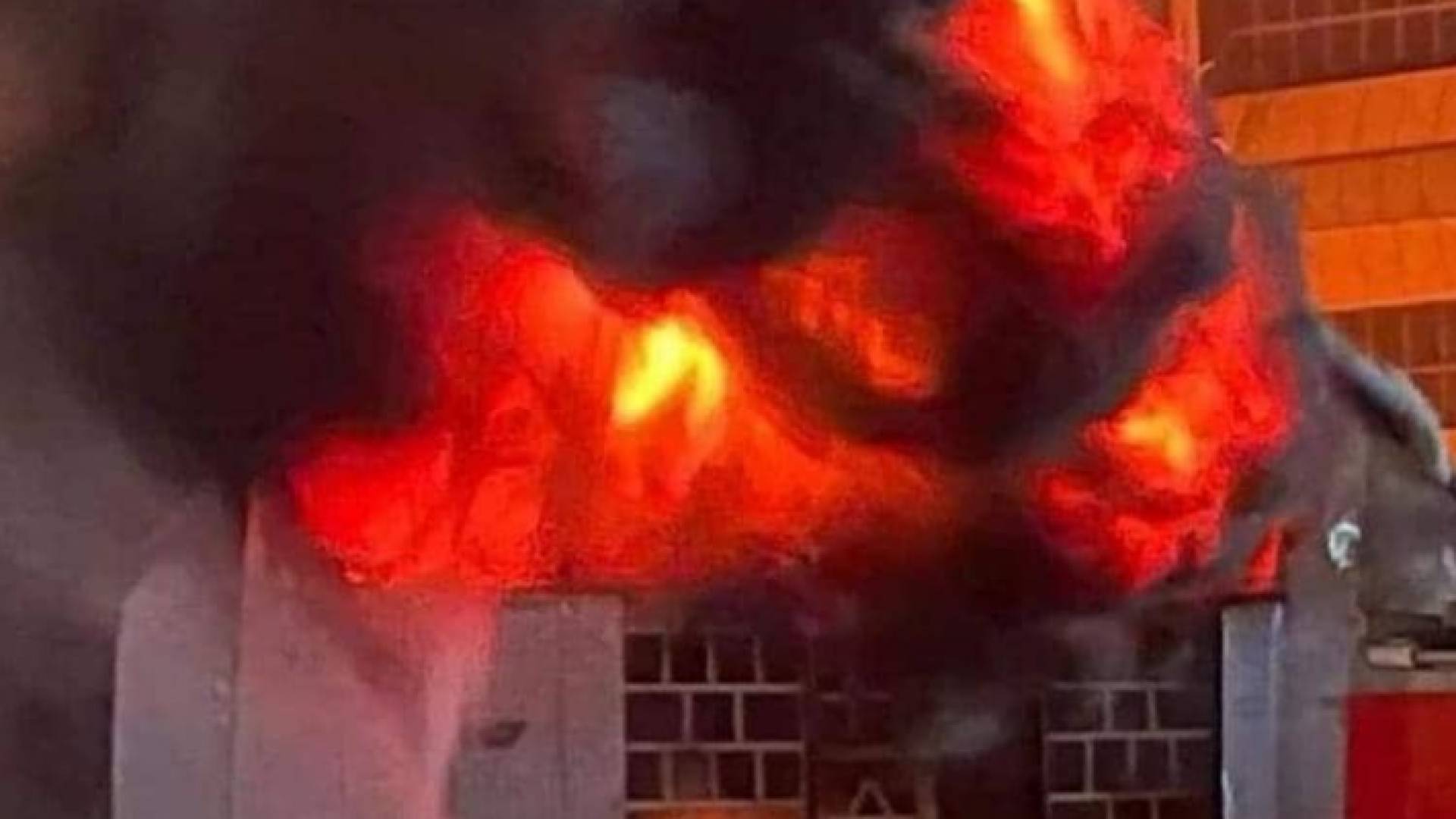 العراق.. الكاظمي يأمر باعتقال مسؤليين على خلفية حريق مستشفى الحسين