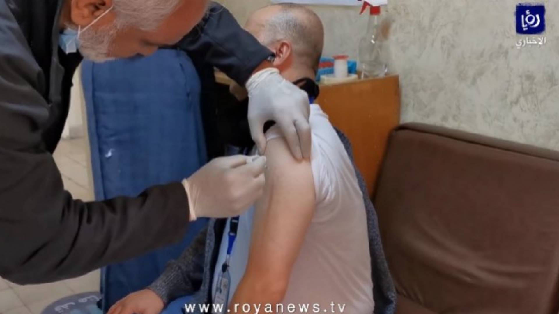 مواطن يتلقى لقاح كورونا في أحد مراكز التطعيم - أرشيفية