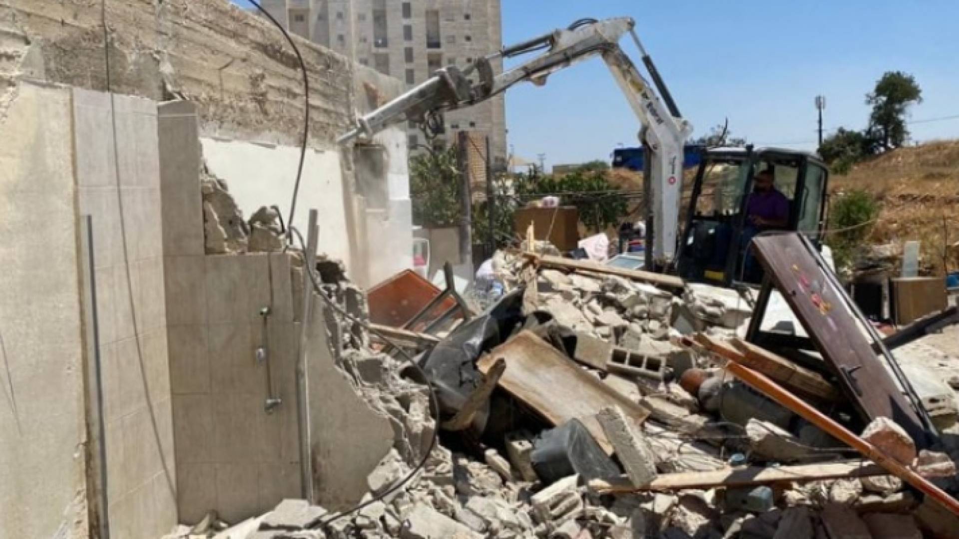 لحظة هدم المنزل