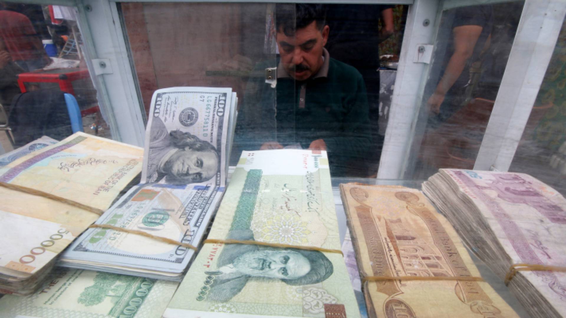 واشنطن تسمح لإيران باستعمال أموال مجمدة لتسديد ديونها