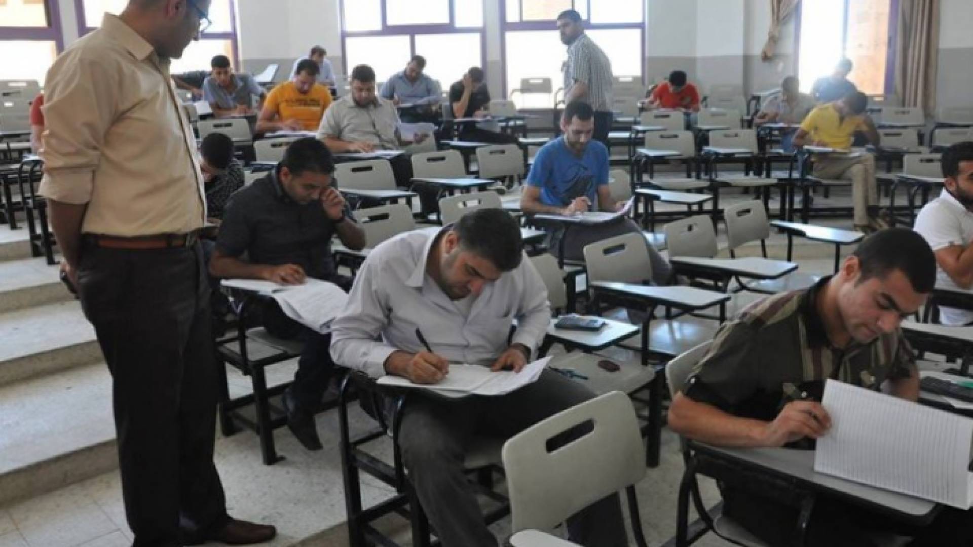 طلبة شامل يقدمون امتحانا نظريا