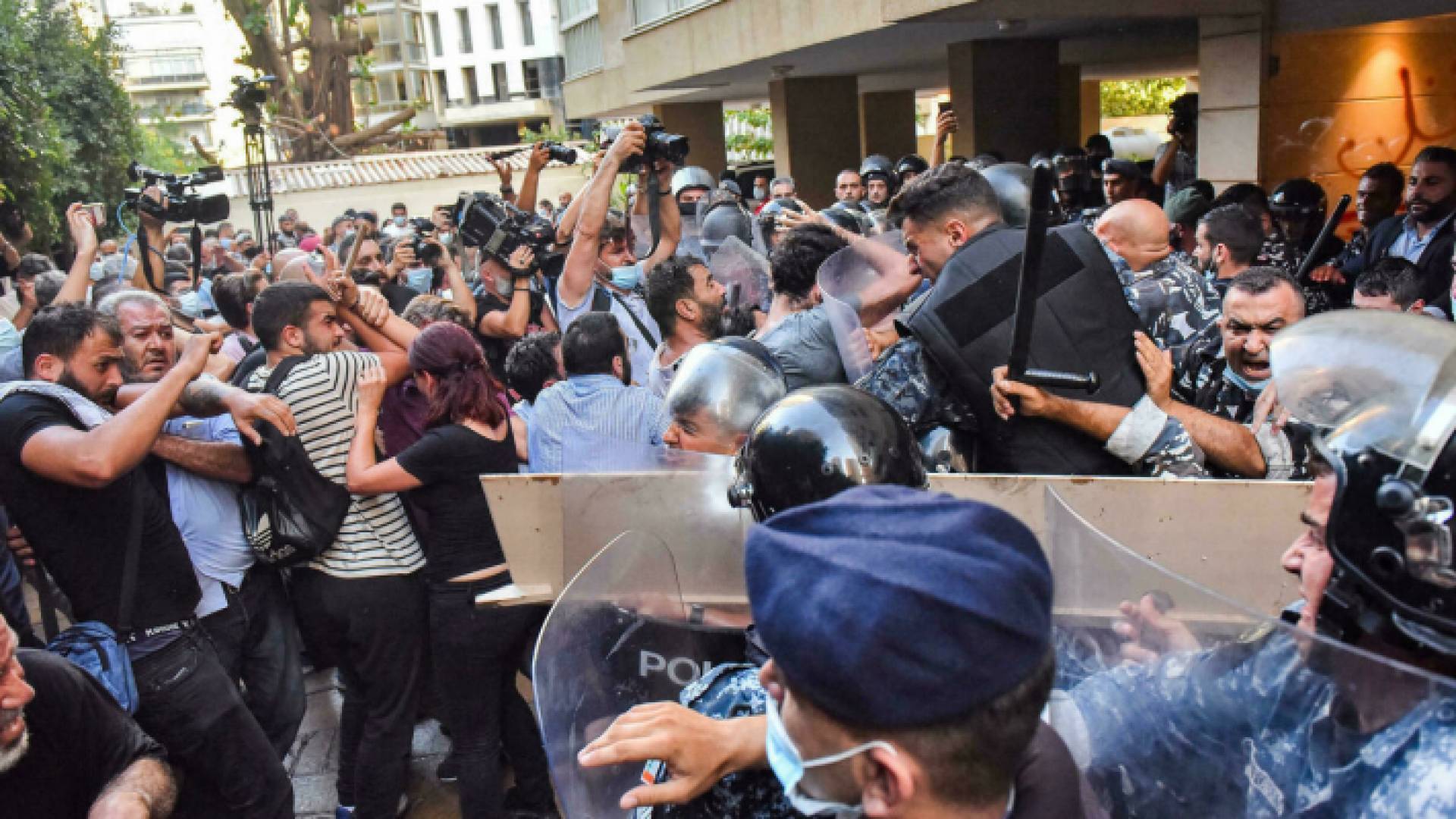 خلال وقفة احتجاجية نظموها أمام منزل وزير الداخلية