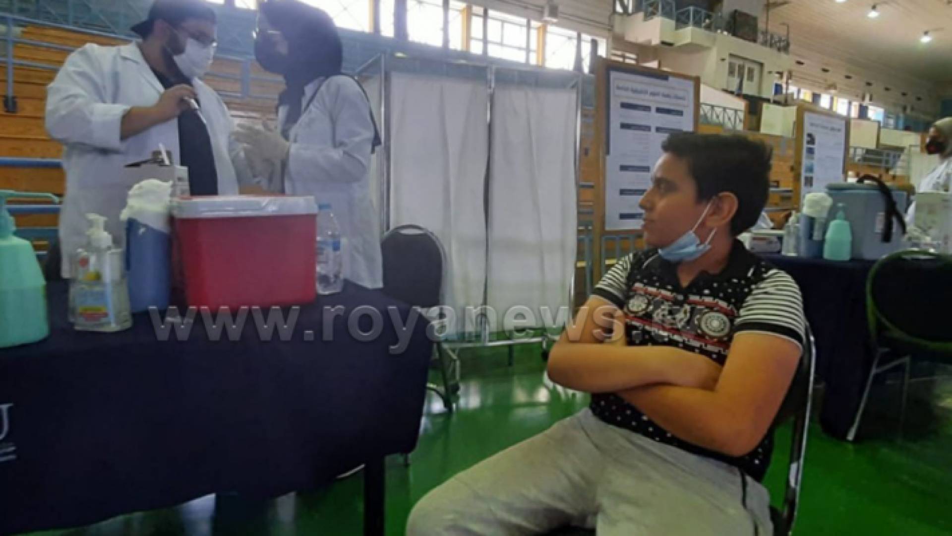 الطفل لورانس يستعد لتلقي مطعوم كورونا