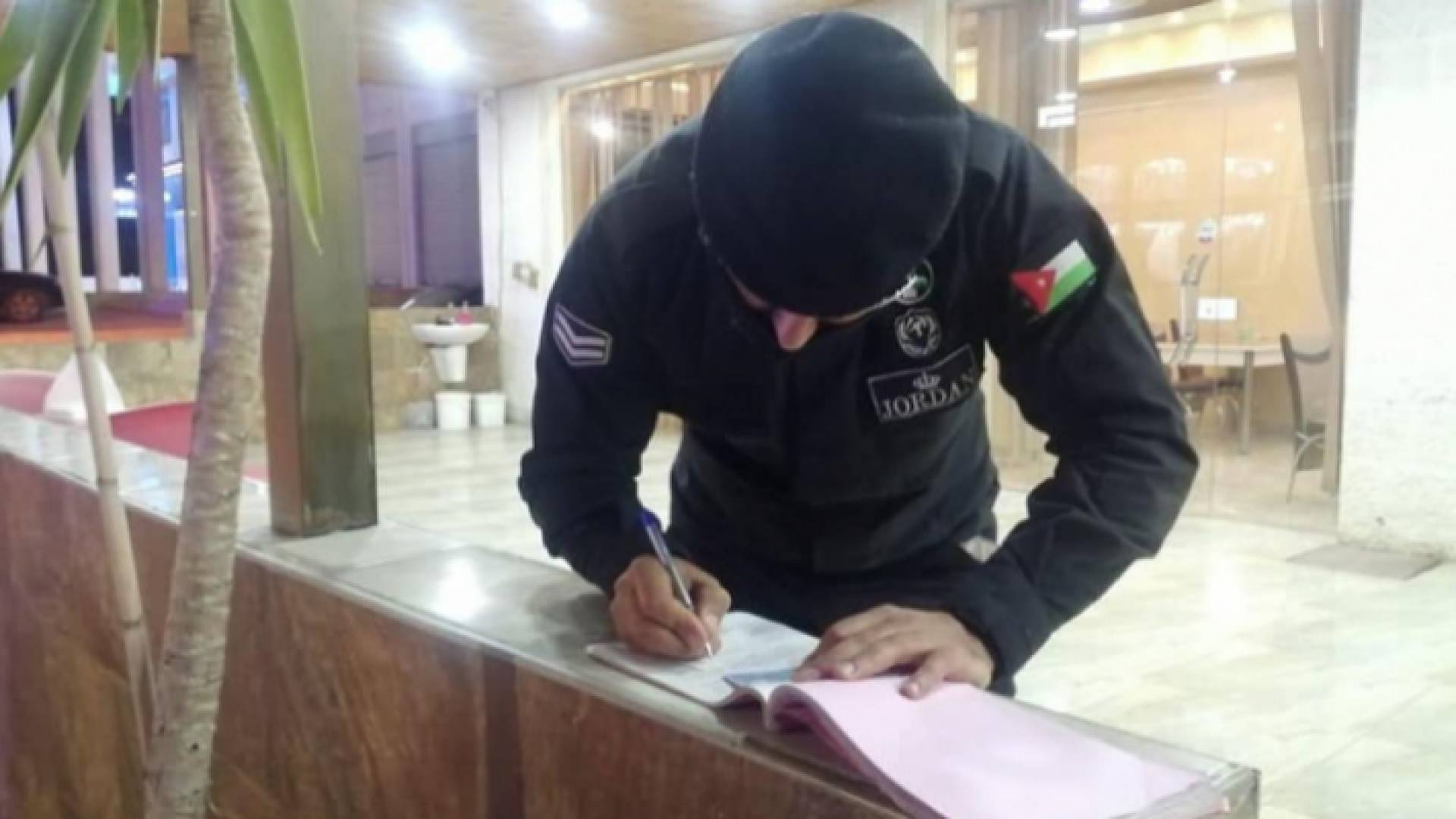 رجل أمن يقوم بتدوين مخالفة لإحدى المنشآت المخالفة لأوامر الدفاع