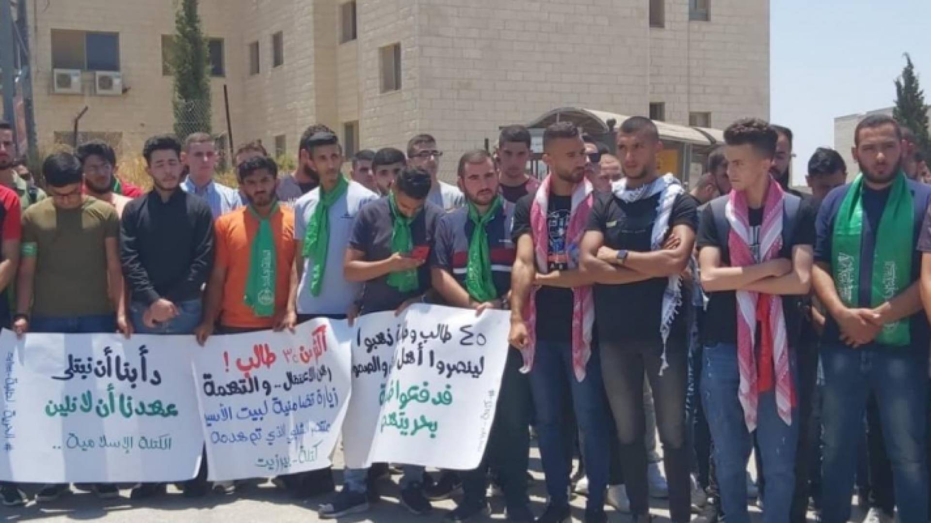 ممثلون عن الكتل الطلابية في جامعة بيرزيت يعتصمون تنديدا باعتقال زملائهم