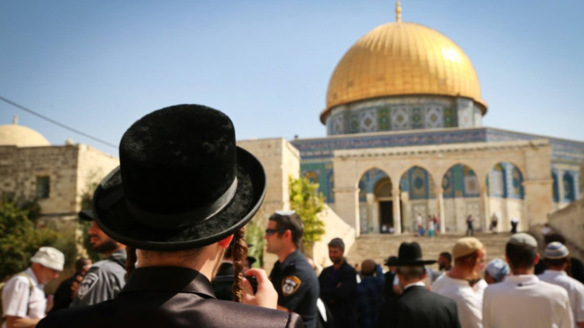 مستوطنون يقتحمون باحات المسجد الأقصى المبارك