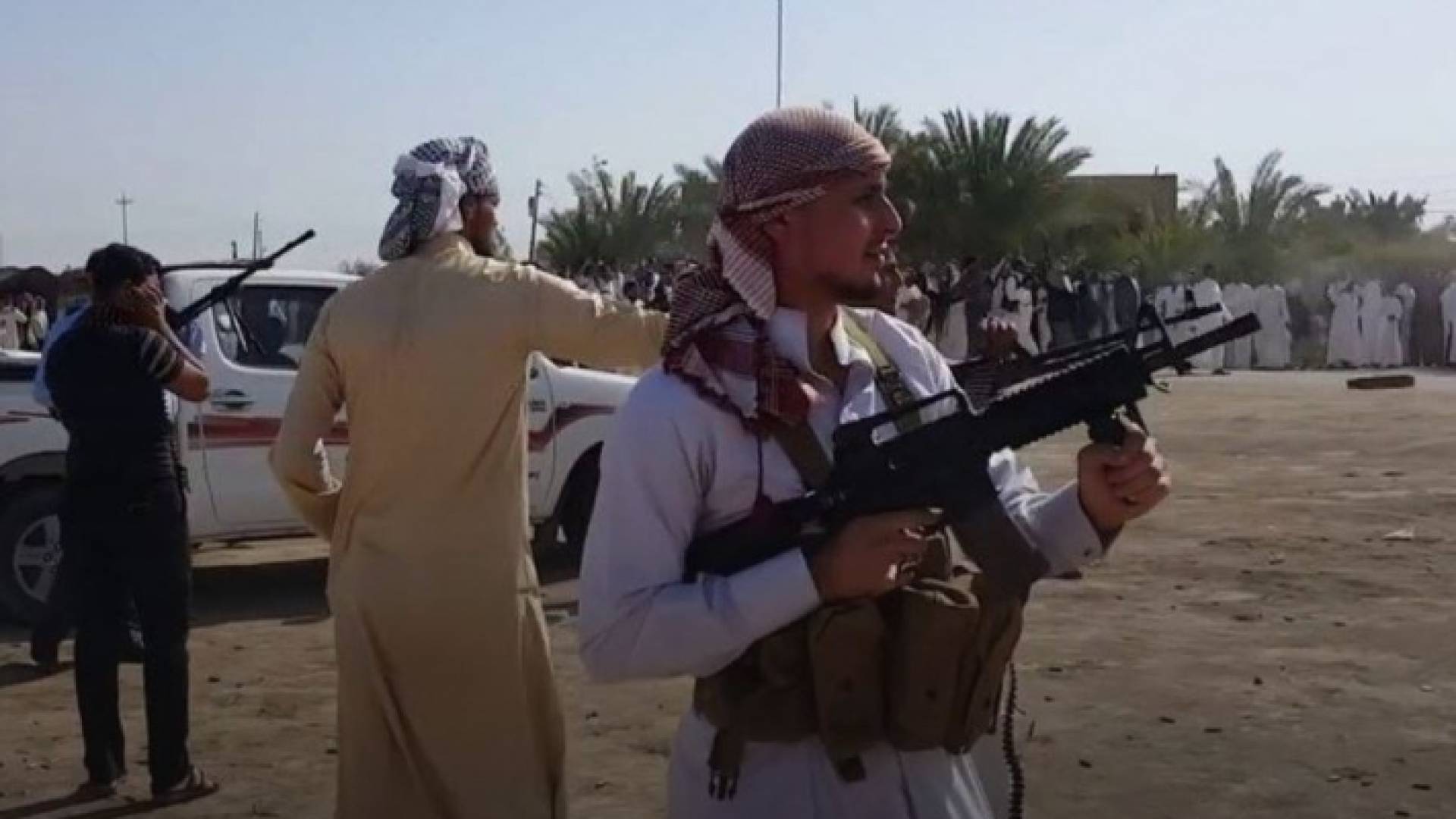 مسلحون عراقيون من إحدى العشائر