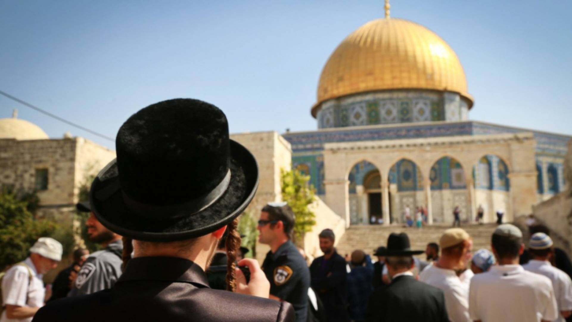 مستوطنون يقتحمون باحات المسجد الأقصى