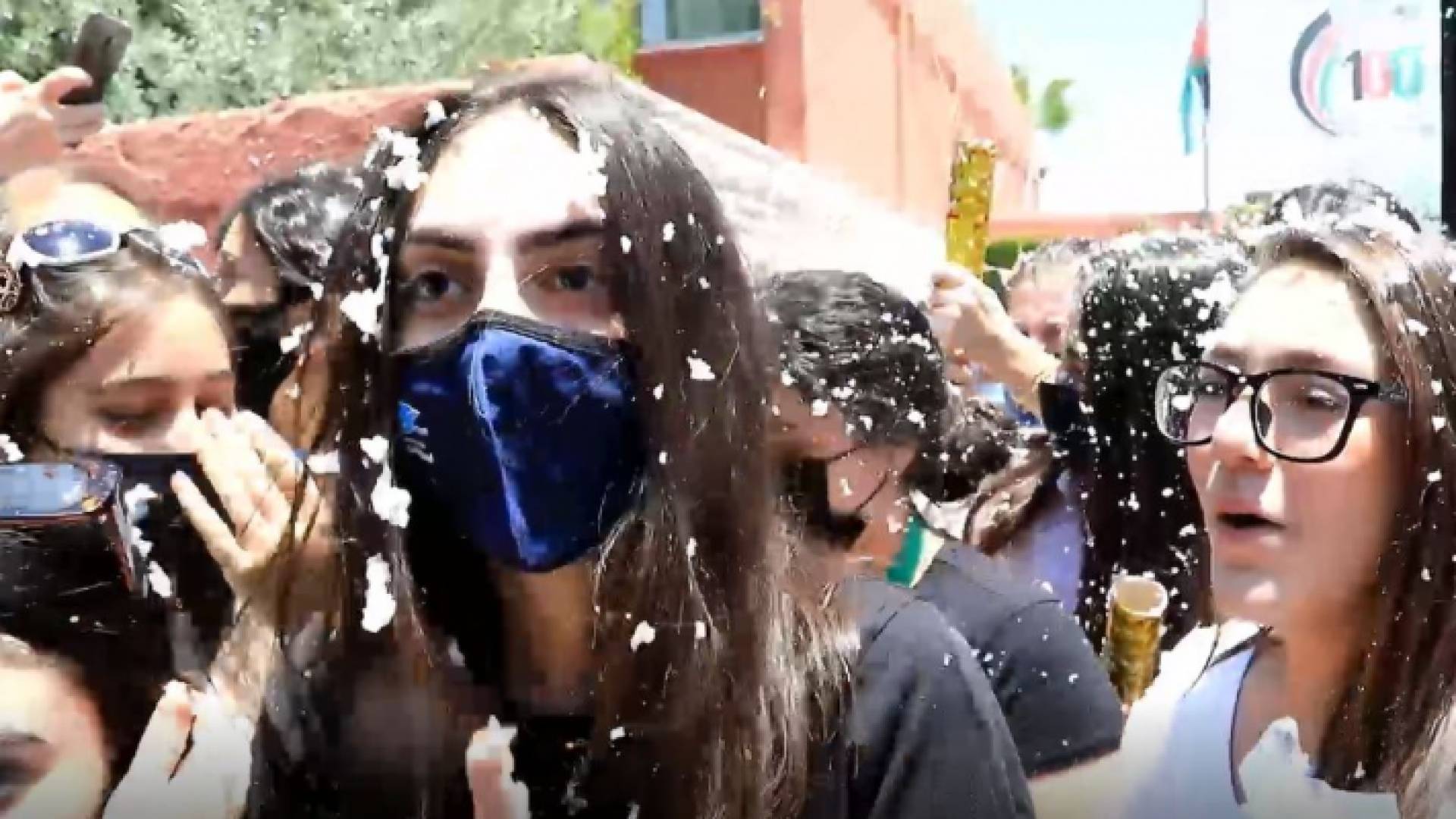 طالبات توجيهي لحظة خروجهن من آخر امتحان