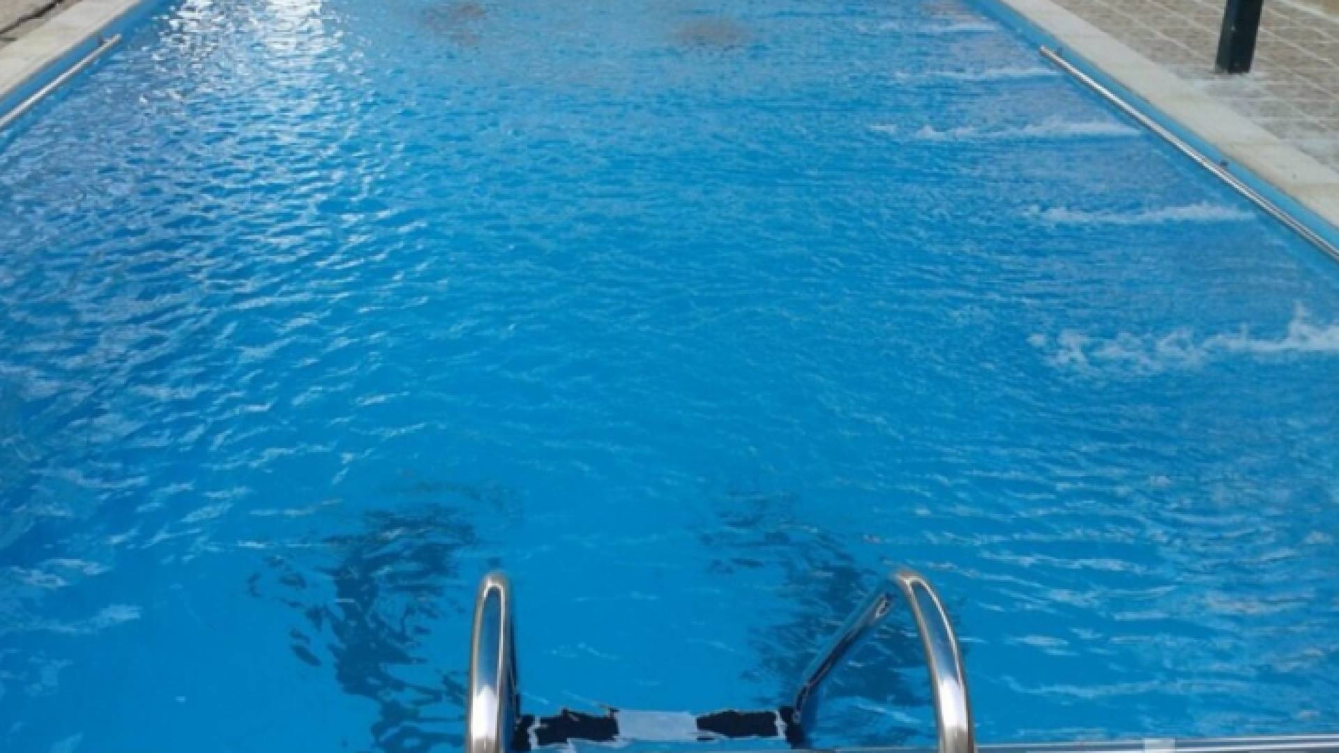 بركة سباحة - تعبيرية