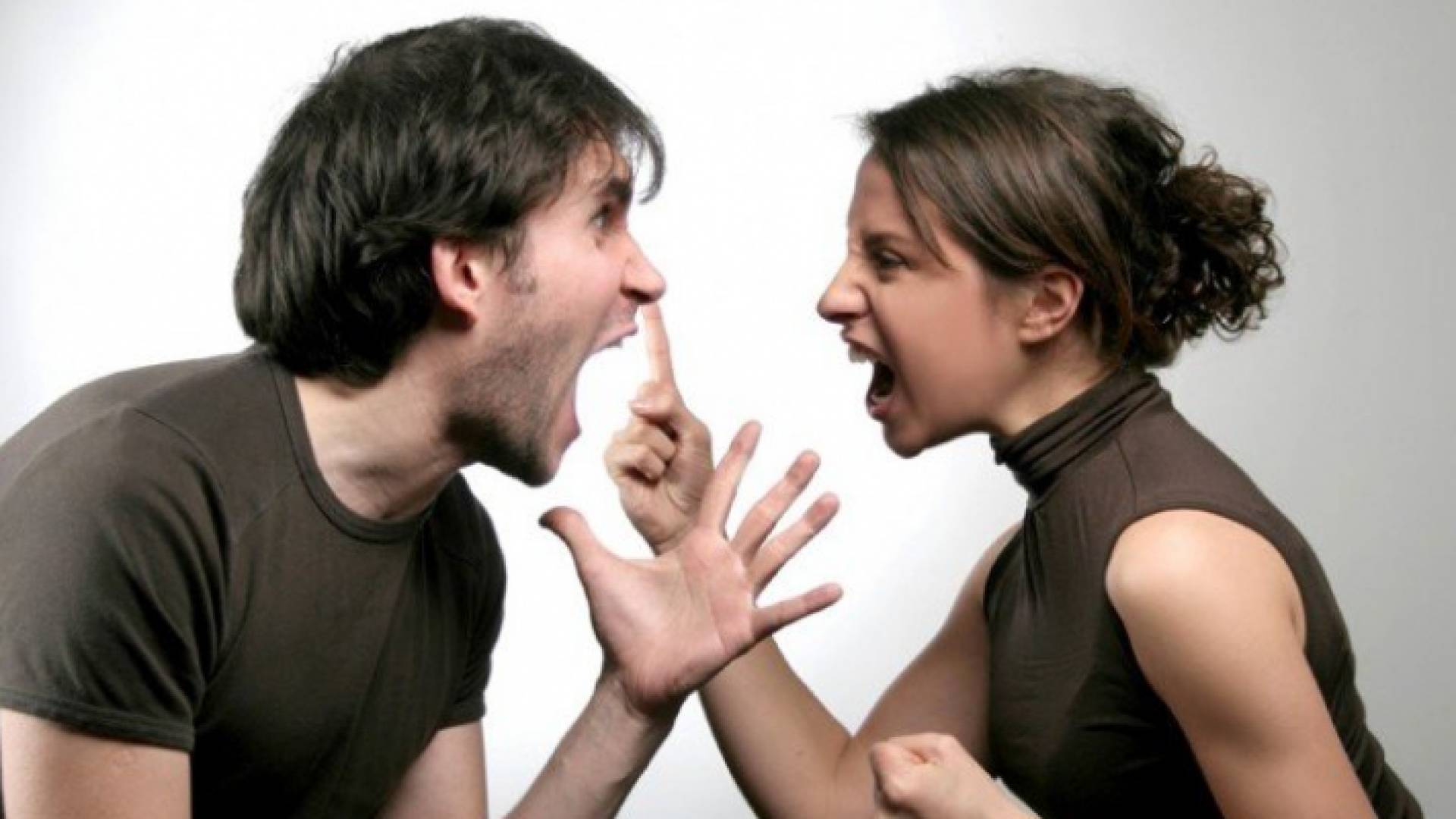 المتهم طعن زوجته وفر هاربا