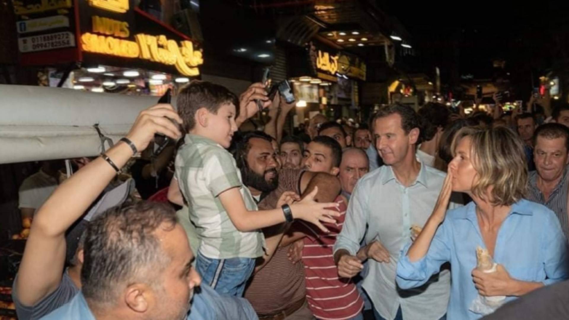 الرئيس السوري وعقيلته وأولادهما يقومون بجولة في حي الميدان في دمشق