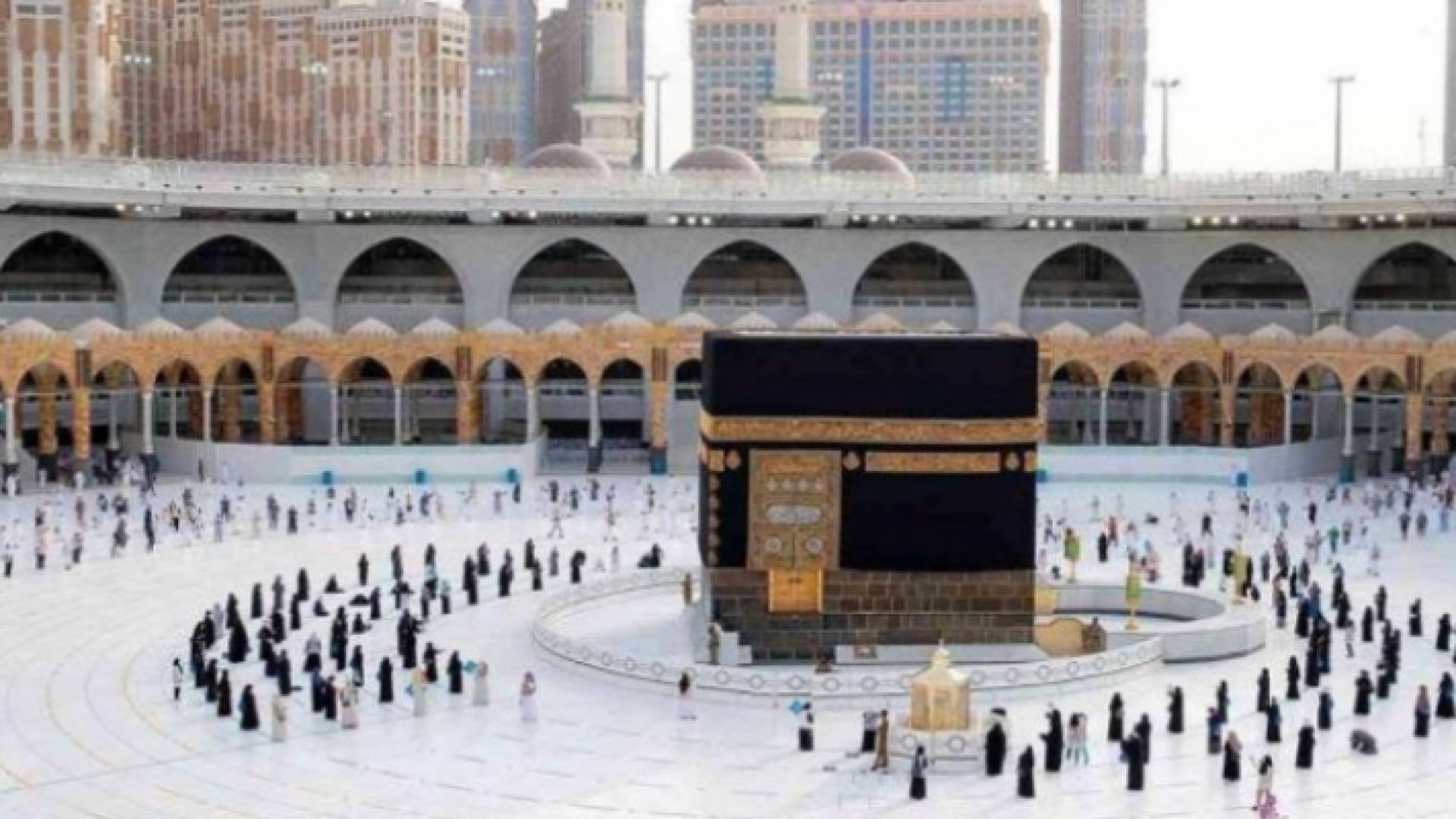 معتمرون عند الكعبة المشرفة في مكة المكرمة - ارشيفية