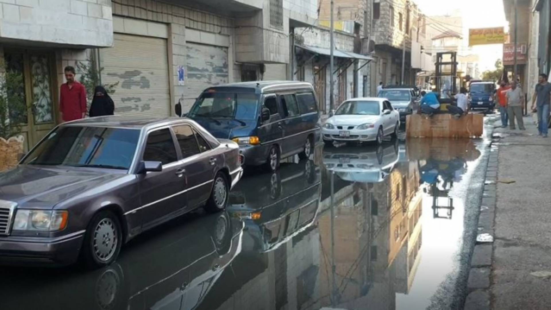 مياه الصرف الصحي تغرق شارعا رئيسيا وسط اربد