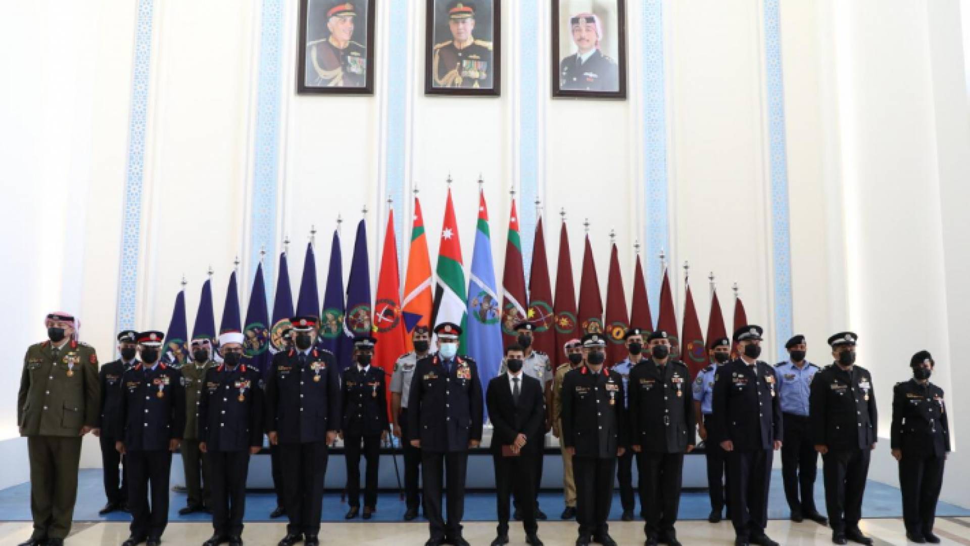 مدير الأمن العام يقلد ميدالية مئوية الدولة الاولى لكوكبة من ضباط وضباط صف المديرية