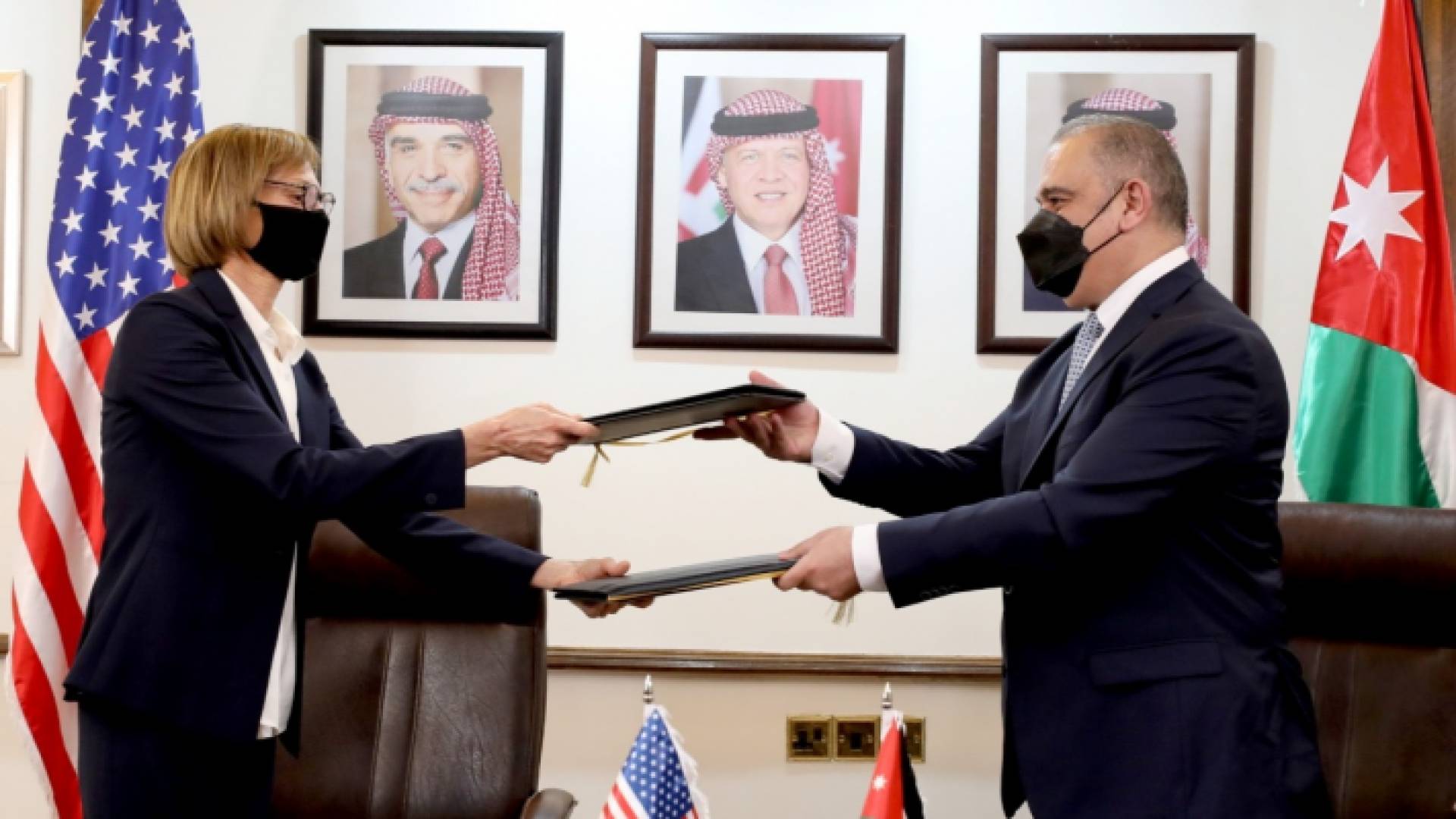 تحويل الدفعة الاولى من المنحة النقدية الامريكية للخزينة بقيمة 600 مليون دولار